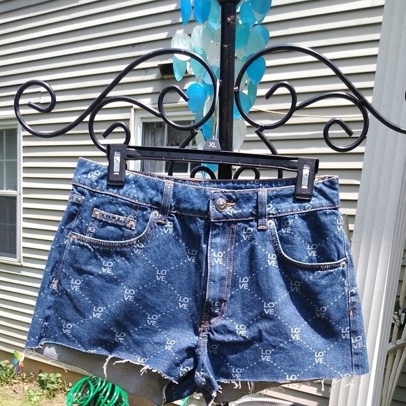 H&M love cut off Jean shorts - Picture 6 of 7